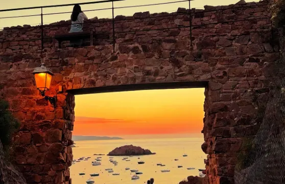 暢遊托薩小鎮，地中海的藍色傳說｜巴塞隆拿出發包車一日遊