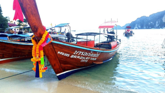 Von den Phi Phi Inseln: Phi Phi, Maya-Gebiet mit dem Longtailboot