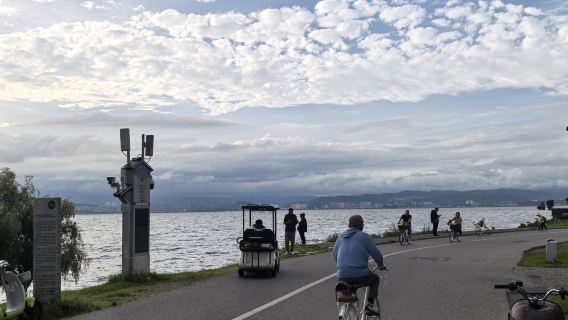 Cycling on the Erhai Ecological Corridor (includes 1 night in a premium homestay)