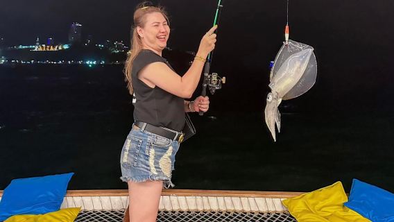 ตั๋วล่องเรือหมึกพัทยา (Tappia Floating Cafe Pattaya) - กิจกรรมตกปลาหมึก|รายการท่องเที่ยวแนะนำสำหรับวันหยุดฤดูร้อน!!