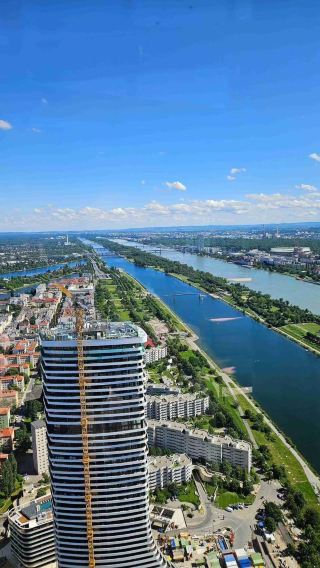 Vienna: Melk, Hallstatt, Salzburg, and the Mountain Lakes Day Tour|English-speaking tour group