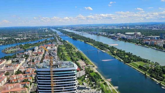 Vienna: Melk, Hallstatt, Salzburg, and the Mountain Lakes Tour|English-speaking tour group