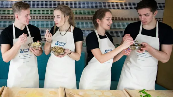 Aula de Culinária de Pierogi Poloneses com Degustação de Licores