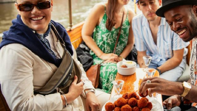Amsterdam: Guided Food Tour with 1-Hr Canal Cruise