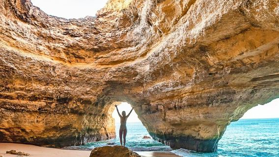 Benagil-Höhlen: Bootstour bei Sonnenaufgang ab Portimão