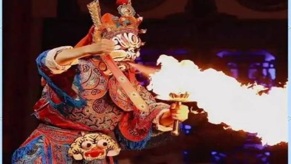 1-day tour to panda base + Sichuan opera performance + optional Hanfu/costume/traditional style + makeup and photography experience