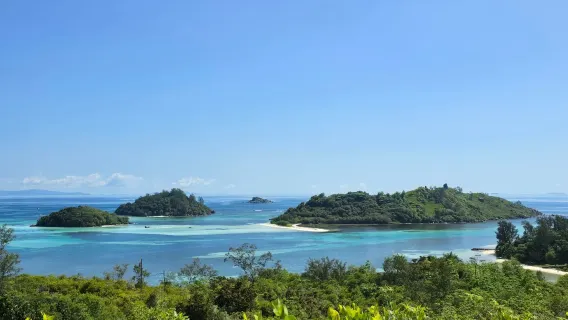Tour di un giorno al Parco Marino Nazionale di Sainte Anne alle Seychelles con barca dal fondo di vetro, snorkeling e pranzo BBQ