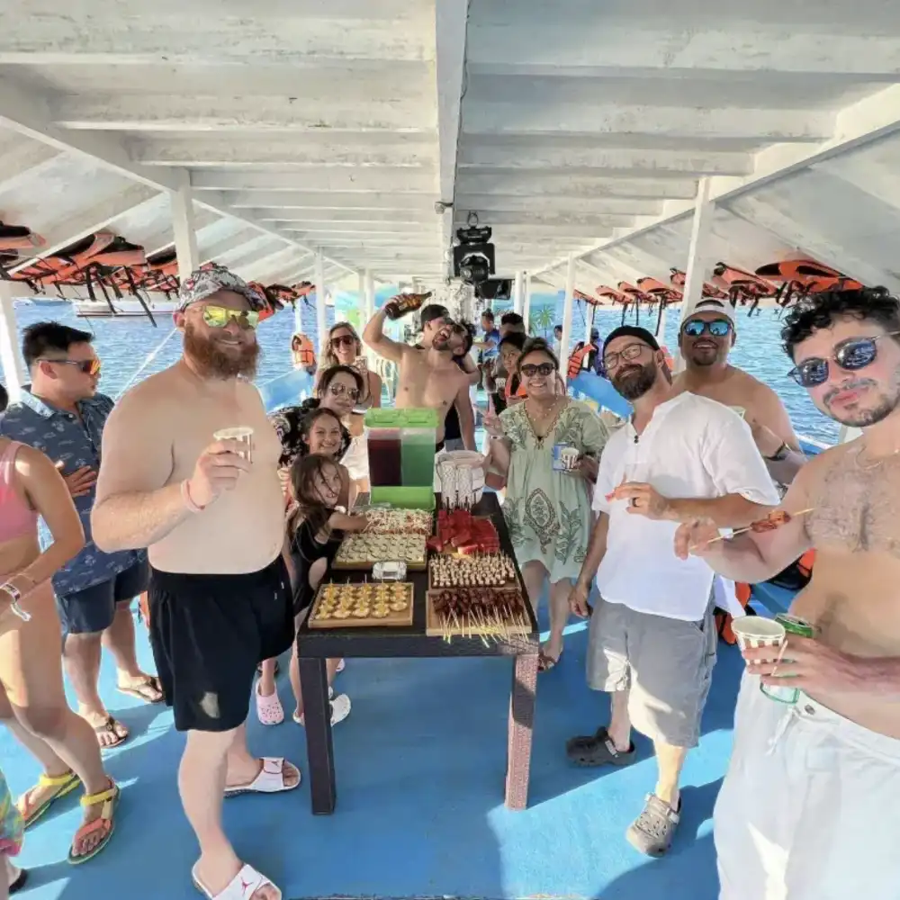 ボラカイ島サンセットパーティー遊覧船またはヨット体験 | Trip.com
