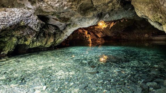 Swabian Jura: Entering the Wimsen Cave by boat