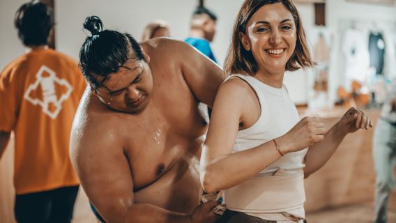 [Οσάκα Sumo Thunder Gate] Εκδήλωση εμπειρίας sumo | Ερμηνεία από πρώην επαγγελματίες παλαιστές και πρόκληση στο γήπεδο