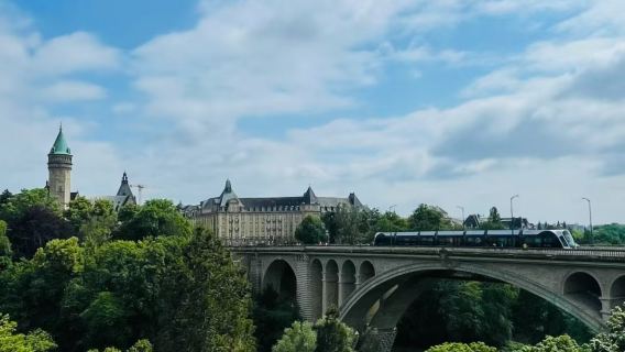 盧森堡佩特羅斯大峽谷+金色少女橡+阿道夫橋-中文司機上門接送