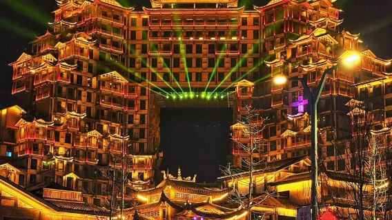 Découvrez le cœur de Zhangjiajie : explorez les secrets des Tujia, admirez le magnifique paysage de Tianmen et vivez une romance féerique en réalité