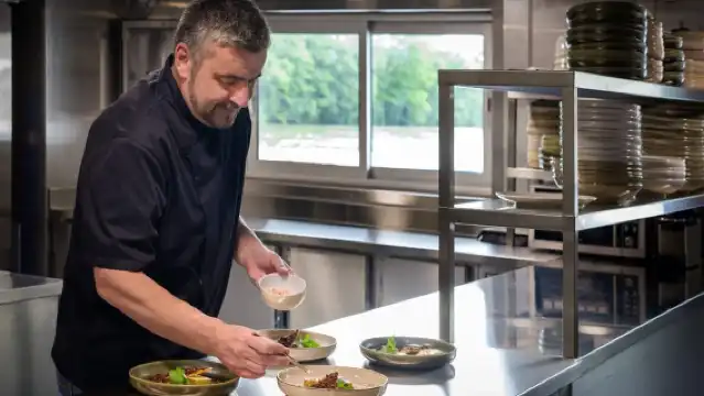 Paris: Romantic Cruise with 3-course Dinner on Seine River