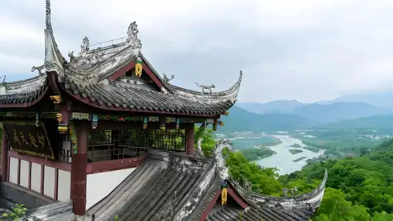 Chengdu's must-see Dujiangyan and Qingcheng Mountains English Group Day Tour: Explore the spectacular water conservancy projects
