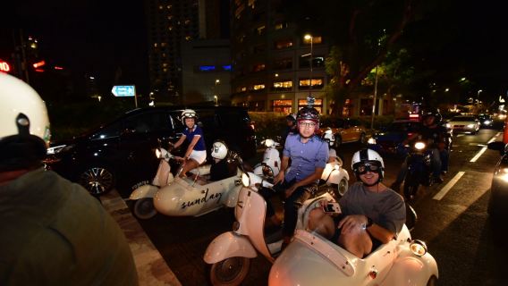 Nächtliche Vespa-Seitenwagen-Tour durch Singapur im Retro-Stil