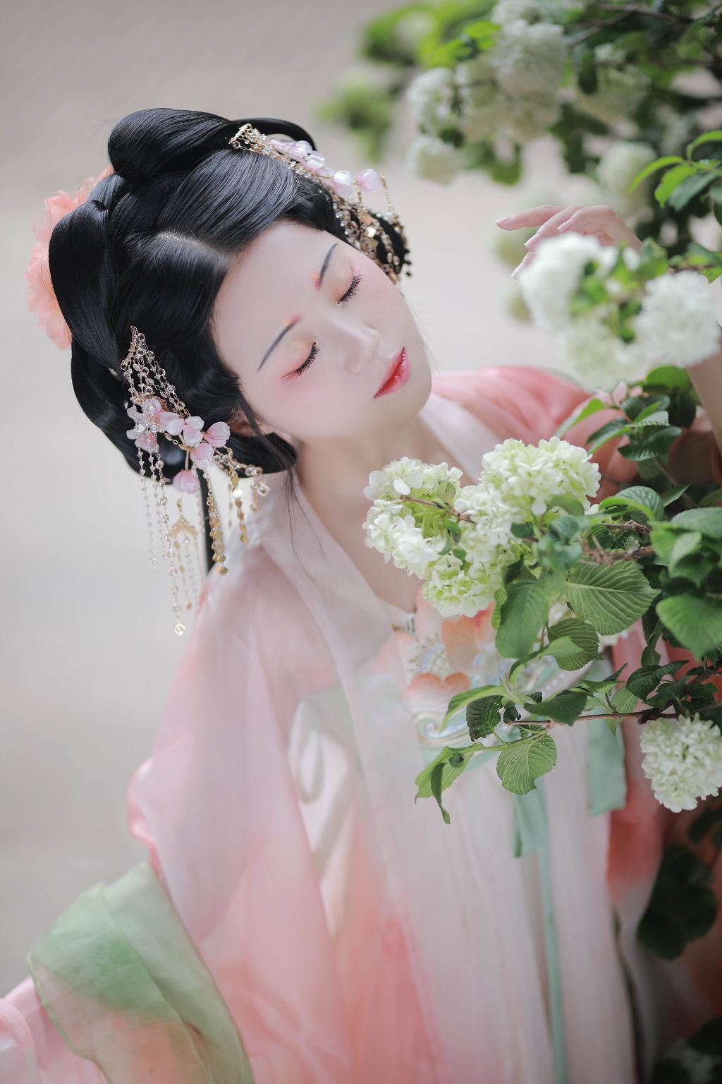 Changyang Trip Moments[On-location photography and videography services including accompanying shoots, aerial photography, and walk-and-shoot sessions + multilingual translation with local photographer guides]