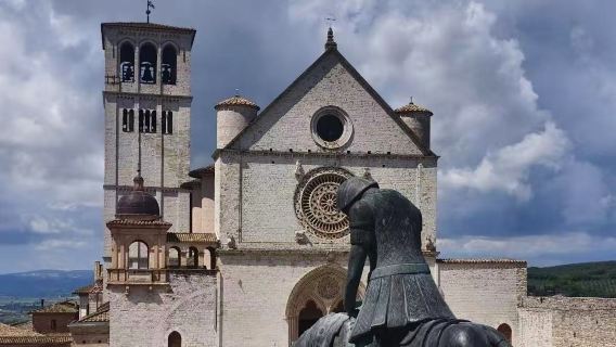 專屬包車，串聯阿西西聖殿、教堂、隱修院與城堡之旅