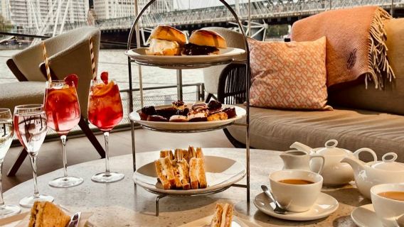 ロンドン：クリッパーラウンジでのアフタヌーンティー