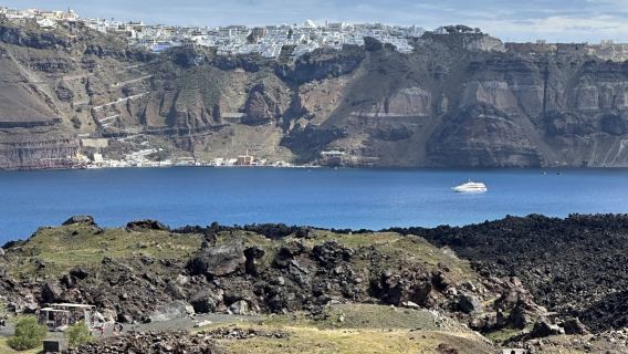 【希臘】聖託里尼火山口+黑沙灘+皮爾戈斯小鎮+遊船暮色巡遊