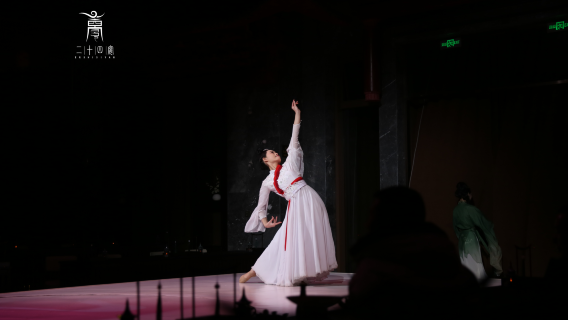 [24 Banquets de Yibin] 24 Banquets du Sichuan à Yibin|Spectacle immersif de banquet antique en vue panoramique [Option déjeuner/dîner + Service de maquillage et coiffure optionnel + Festin impérial de style chinois]