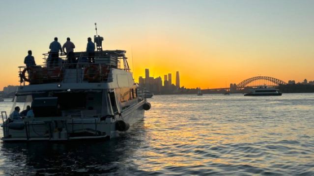 90-minütige Bootsfahrt bei goldenem Sonnenuntergang im Hafen von Sydney mit luxuriösem Katamaran, inklusive Snackplatte + 1 kostenloses Getränk pro Person und Blick auf die Sydney Opera