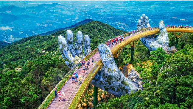Round-trip from Da Nang: Ba Na Hills & Golden Bridge 1-day tour with optional Chinese/English guide