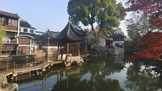 Tour di un Giorno in Auto Privata a Suzhou: Museo della Seta di Suzhou, Zhouzhuang, Giardino Classico (1 di 4)