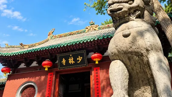 Passeio de um dia para o Templo Shaolin em Songshan + Grutas de Longmen | Opção de grupo VIP com busca em casa ou grupo seleto de 15 pessoas