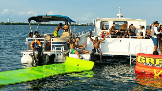 Miami: Paseo en barco con motos acuáticas, tubing y barra libre
