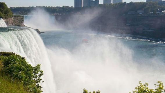 Niagarafälle: Geführte Tour ab New York + 1 Übernachtung + Outlet-Shopping