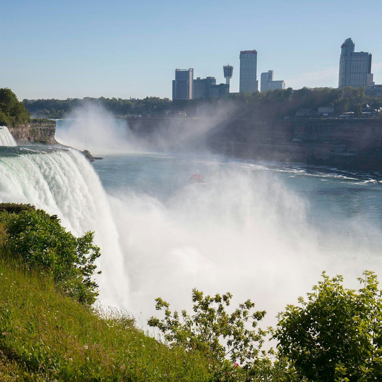 Niagara Falls: Guided Tour from New York + 1-Night Stay + Outlet Shopping