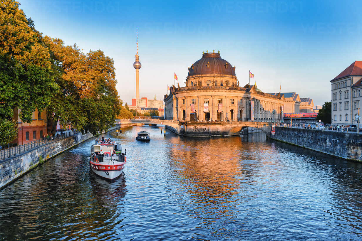 1-day tour to Brandenburg Gate + Berlin Cathedral + Museum für Naturkunde + Bode Museum