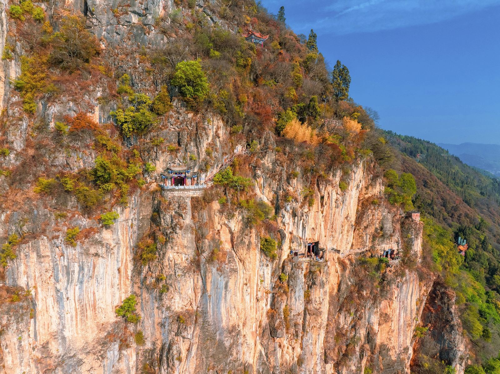 Servicio de coche privado con conductor personalizado en Kunming: Área escénica de la montaña Xishan + Grutas de Longmen + Calle Tea Horse/guía en inglés%