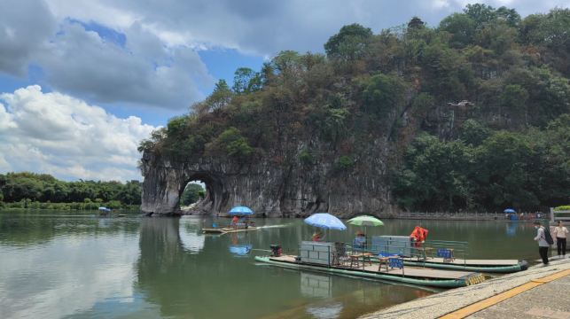 桂林：一日遊暢遊桂林象鼻山公園、蘆笛岩及小型船河
