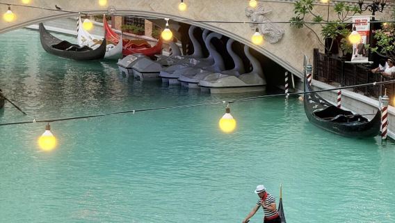 Popular Manila City Tour in the Philippines: National Museum & Venice Grand Canal & Manila Bay Sunset