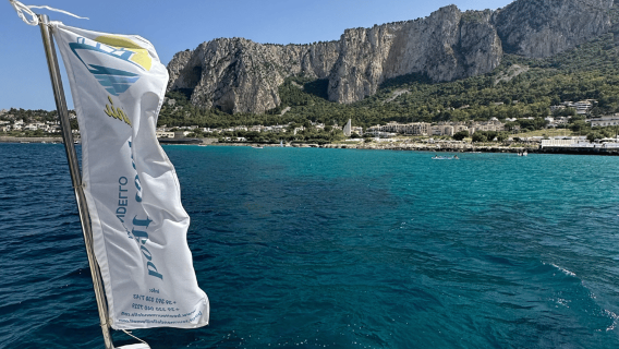 Mondello: tour costiero in barca di 4 ore con aperitivo e bagno