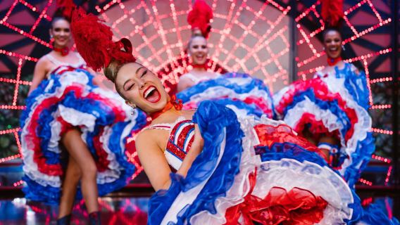 París: Cena con espectáculo en el Moulin Rouge, champán y transporte