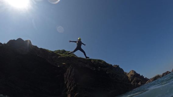 Cuộc phiêu lưu mạo hiểm Coasteering Hele Bay