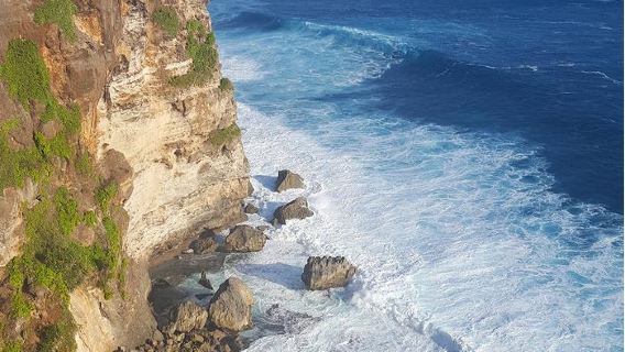 Excursión de un día por la carretera de acantilados de moda en Bali, el acantilado de los enamorados, la puesta de sol en Jimbaran y traslado al aeropuerto