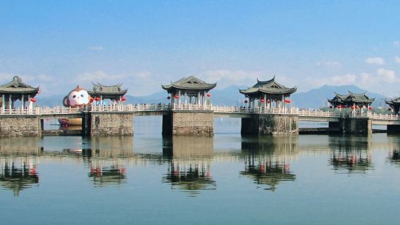 Пешеходная экскурсия с гидом по древнему городу Чжоу, мосту Гуанцзи, Бар-Стрит, Корейскому киту, храму Кайюань, древней крепости Лонг-Ху и другим достопримечательностям с профессиональным сертифицированным гидом.