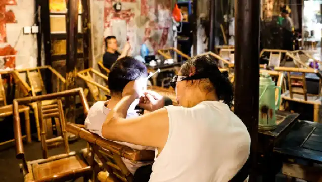 Chengdu century-old teahouse and traditional cuisine