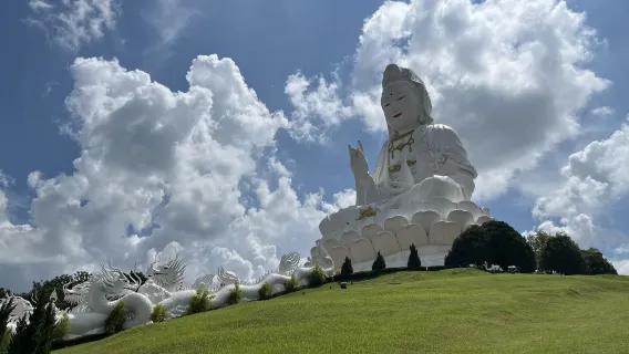 Chiang Rai Day Tour from Chiang Mai :Red, White and Blue Temples with Long Neck Village