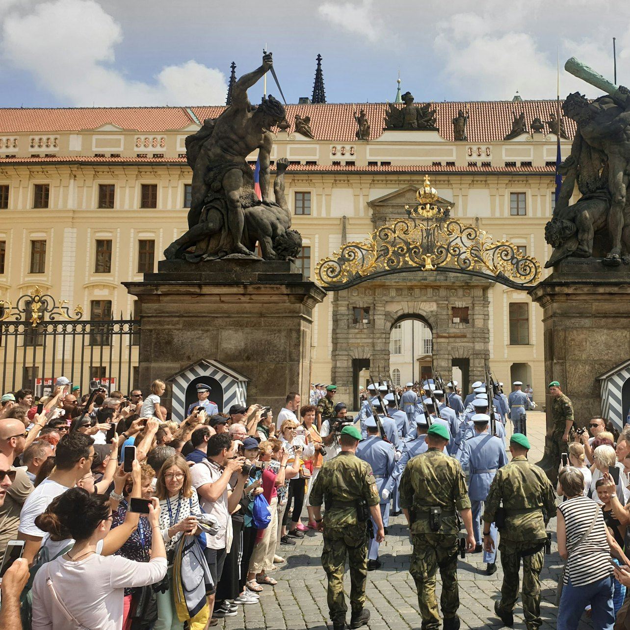 ปราก: ทัวร์พร้อมไกด์นำเที่ยวปราสาทฮราดชานี + เข้าชมปราสาทแบบไม่ต้องต่อเวลา + คู่มือเสียง