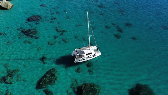 Cagliari: Paseo en catamarán con 3 paradas y brindis con Prosecco