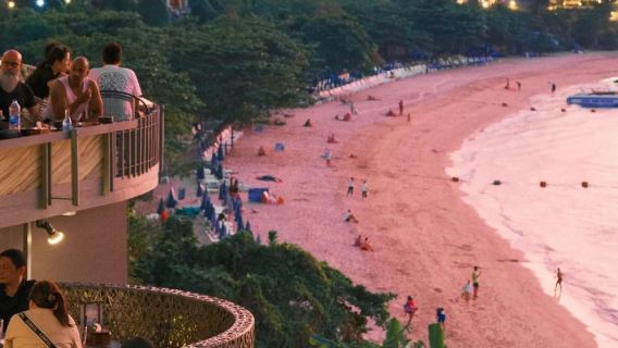 Restoran Sunset Cliff yang populer di Pattaya, Sky Gallery, menawarkan reservasi voucer tunai