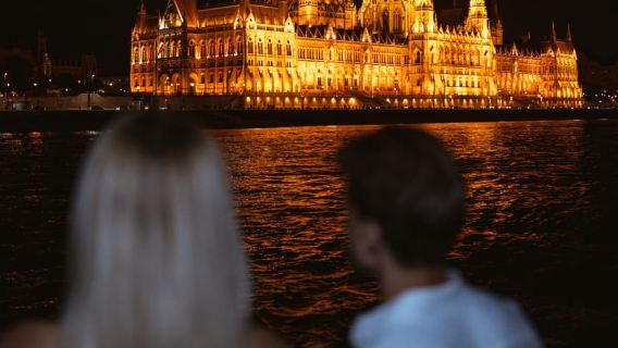 Budapest : Croisière fluviale avec dîner-spectacle à quatre plats et musique folklorique en direct