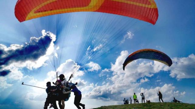 柳州螺螄粉特色小鎮+螺螄粉小鎮飛行營地滑翔傘飛行體驗【210米飛行高度+贈送高清視頻攝像】