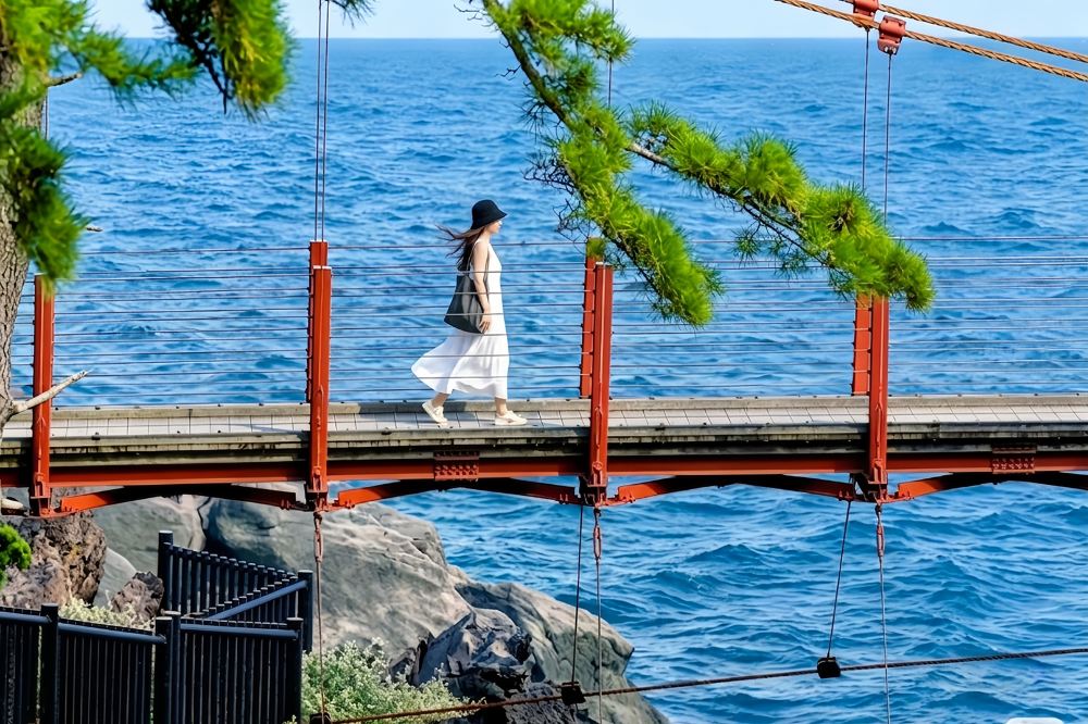 伊豆城崎海岸門脅吊橋，行人漫步於懸崖與太平洋之間的紅色吊橋