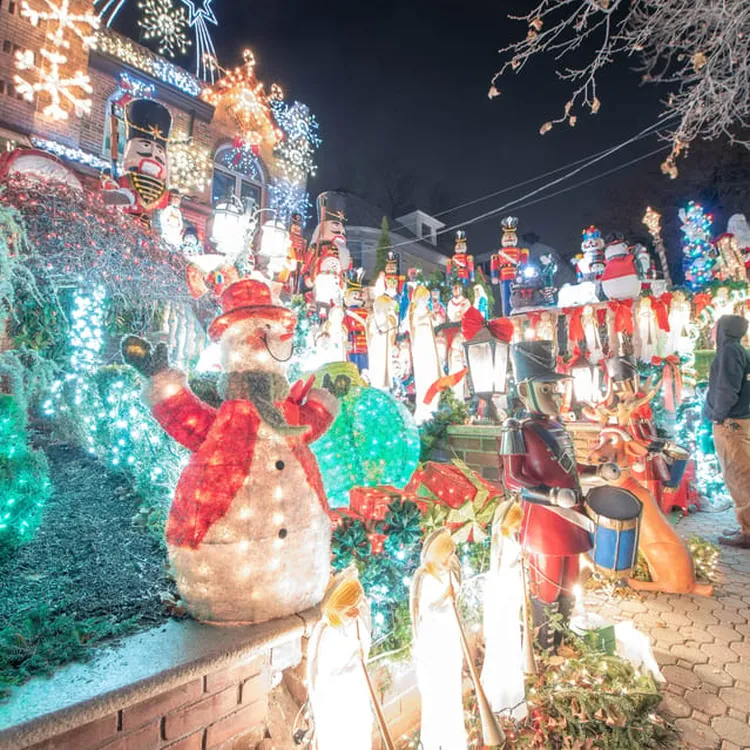 NYCのダイカー・ハイツでクリスマスイルミネーションの魔法を探検