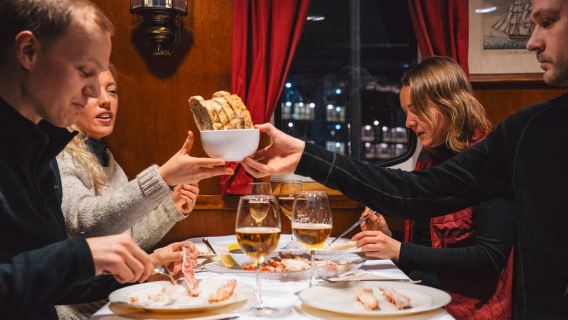 Tromsø: King crab cruise & self-captured lunch in restaurant